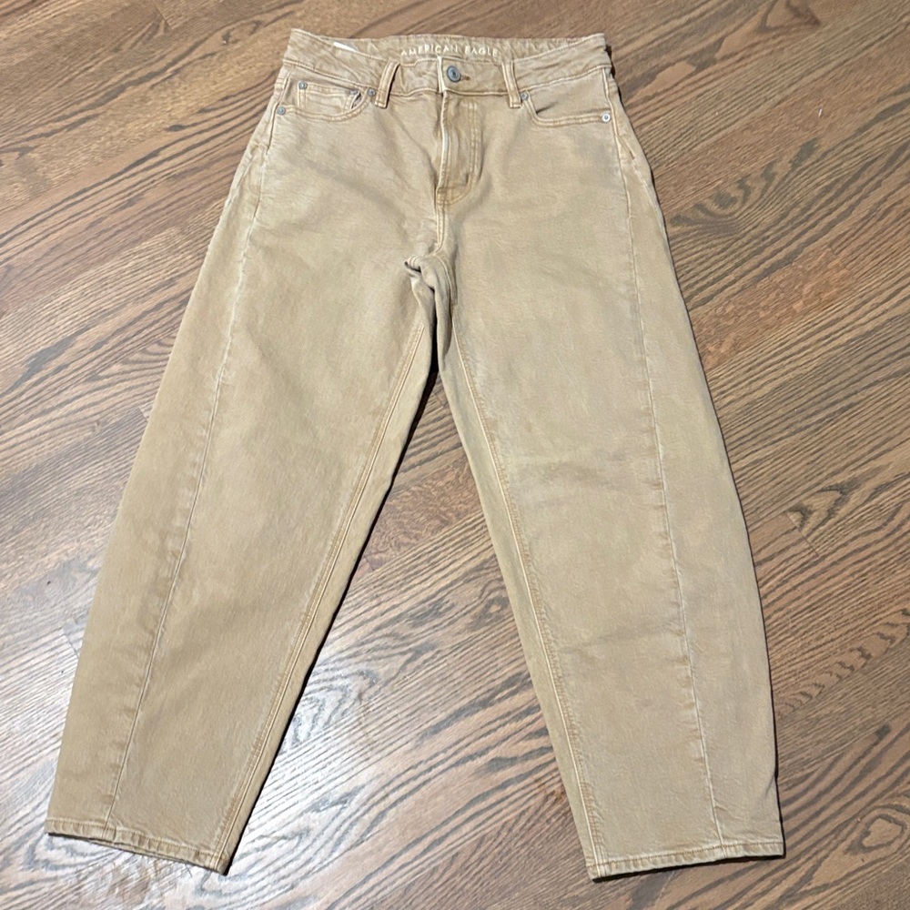 American Eagle Outfitters barrel jeans. Look brand new without tags.